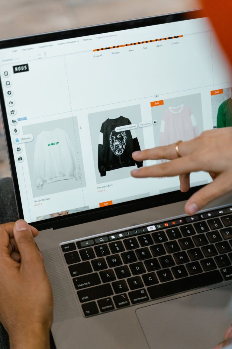 Web shop s majicama na laptopu
